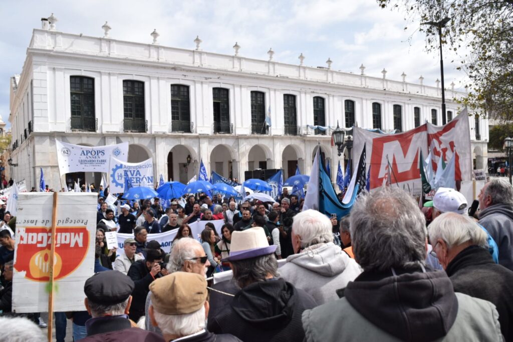 Ronda de jubilados contra el veto de Milei