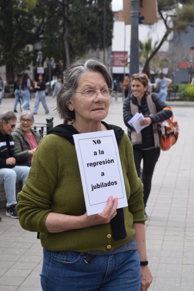 Carteles de jubilados en la ronda contra el veto