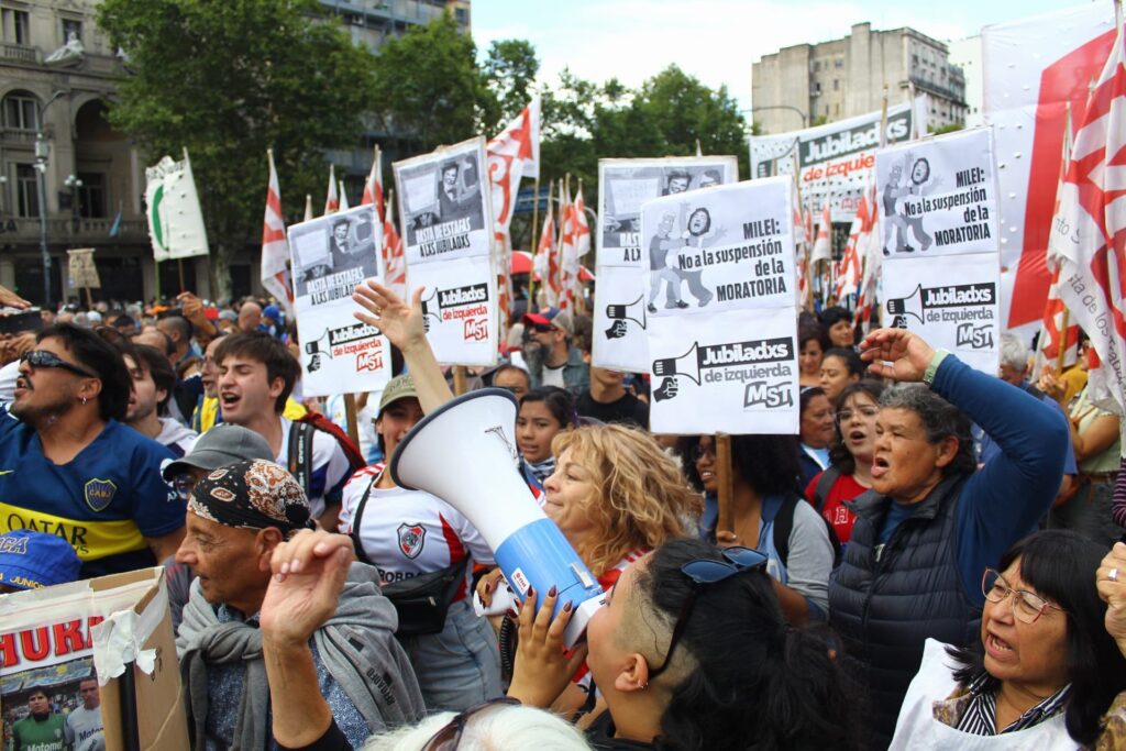 No hay plata para Bahía Blanca. Si para reprimir a jubilados e hinchas -  Periodismo de Izquierda