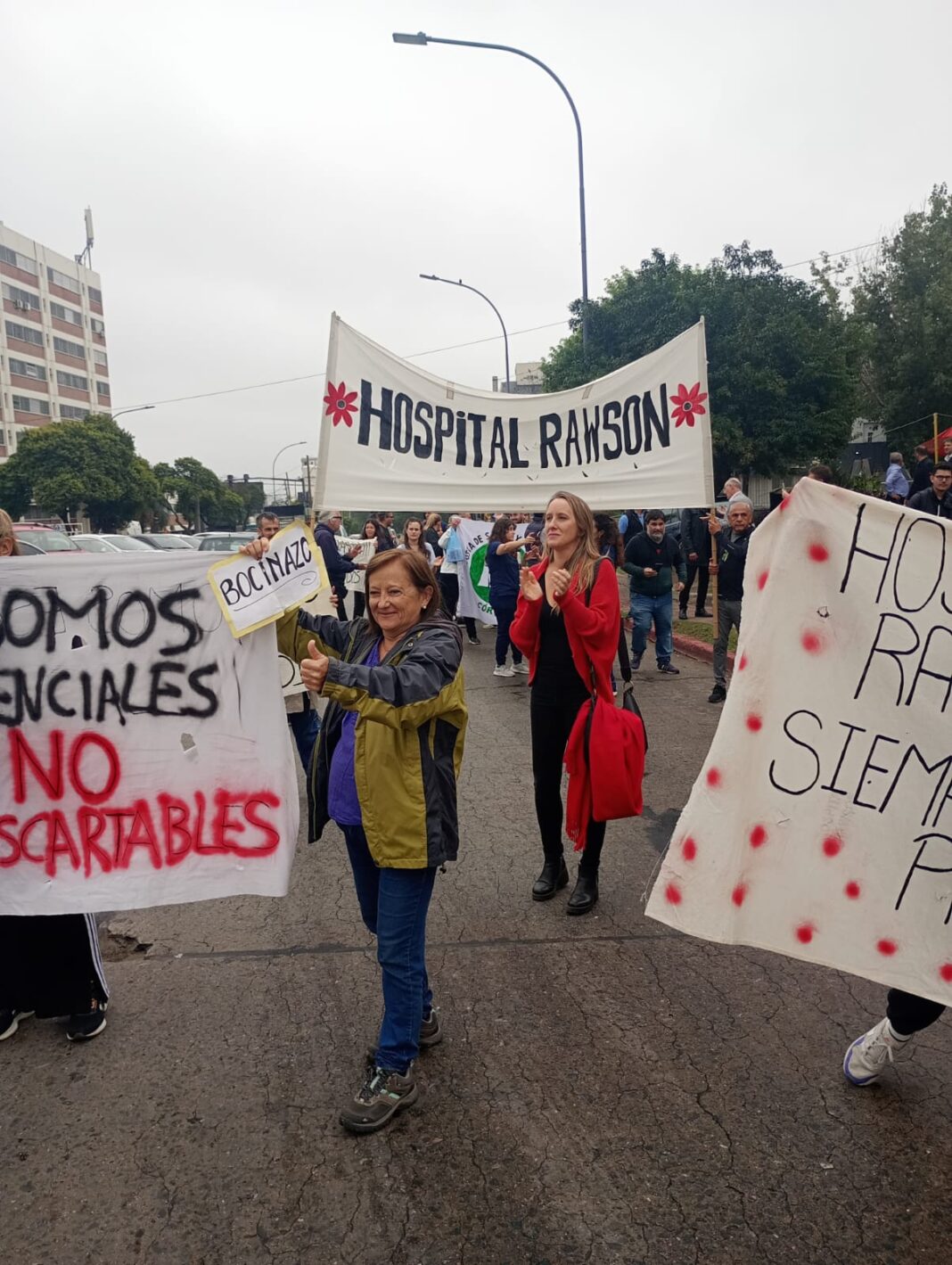 Protesta en la puerta del Rawson