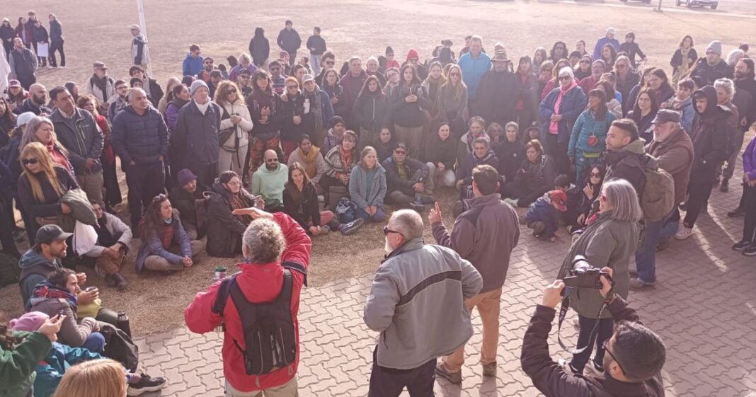 Reunión de vecinos de La Calera antes de la caminata