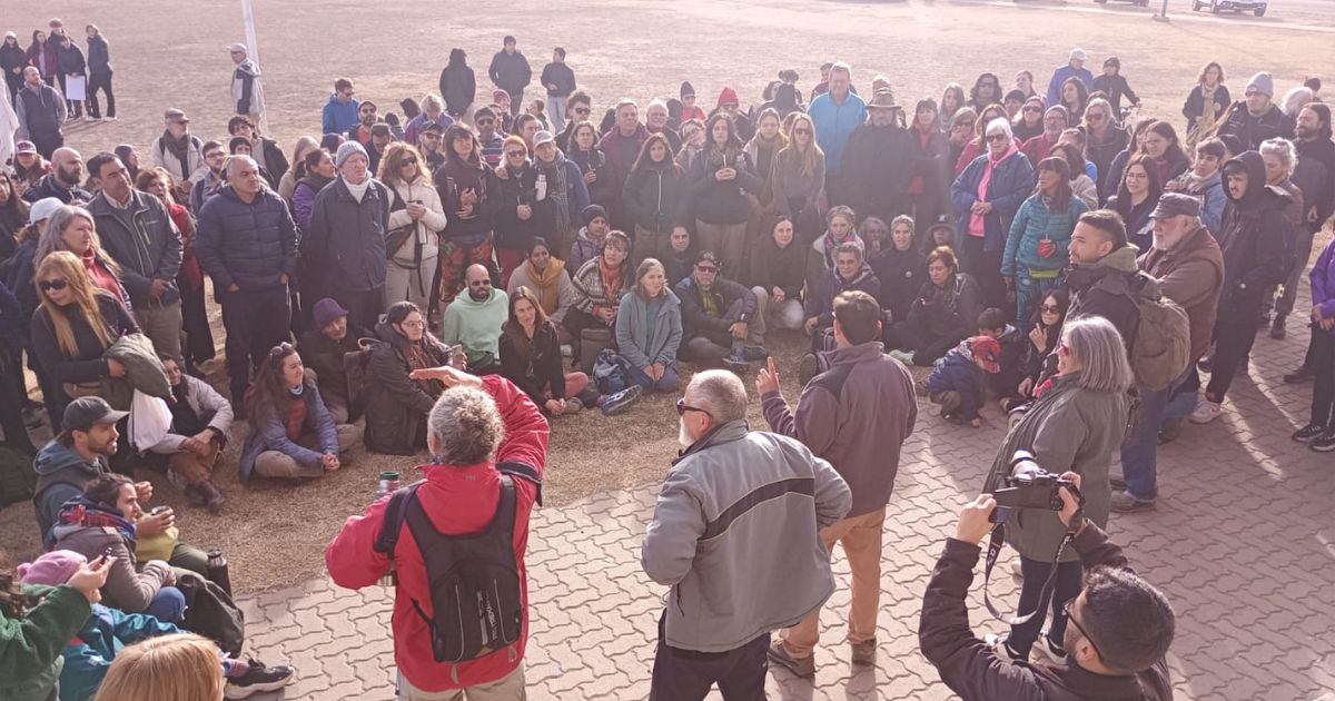 Reunión de vecinos de La Calera antes de la caminata