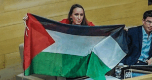Luciana desplegó la bandera de Palestina en el recinto de la Legislatura