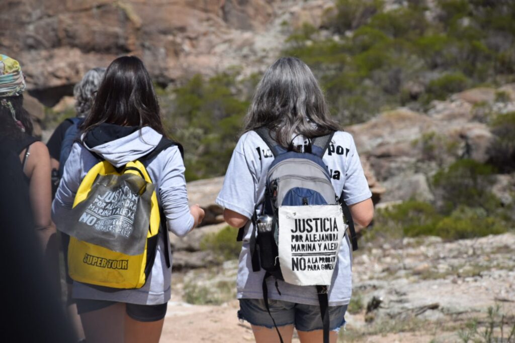 Caminata por Traslasierra reclamando justicia por Alejandra, Alexa y Marina