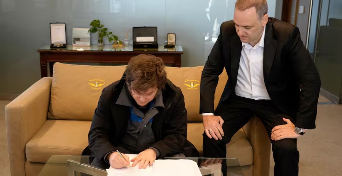 Milei y Adorni firma de la reforma labiral