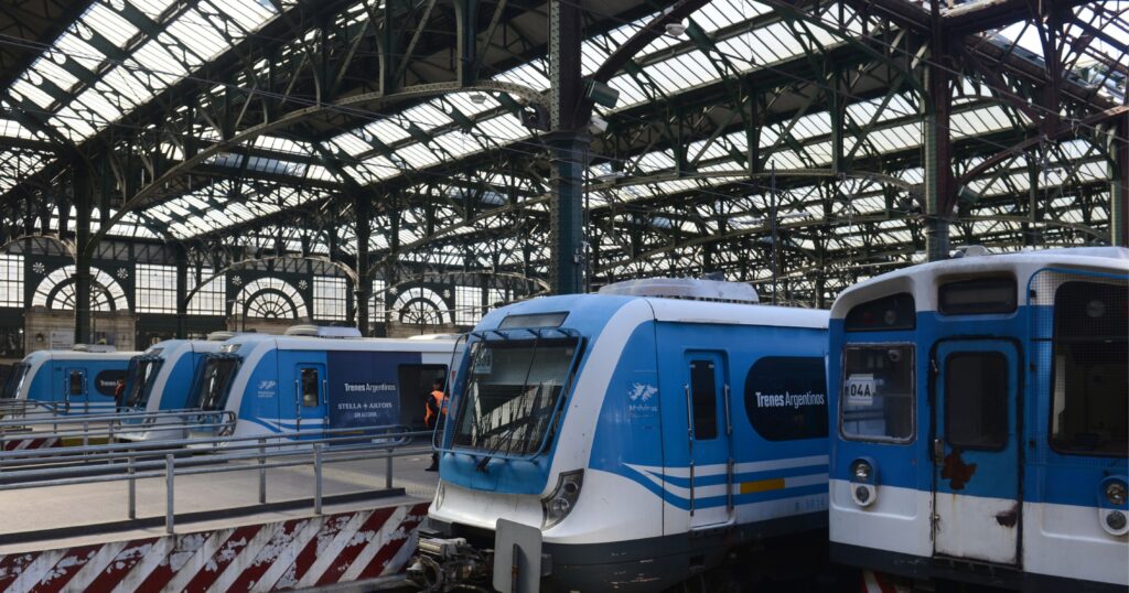 Otro golpe al bolsillo. Aumentaron colectivos y trenes en el AMBA ...