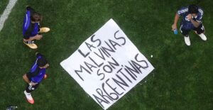 La bandera de Malvinas en el Mundial y la complicidad de Milei