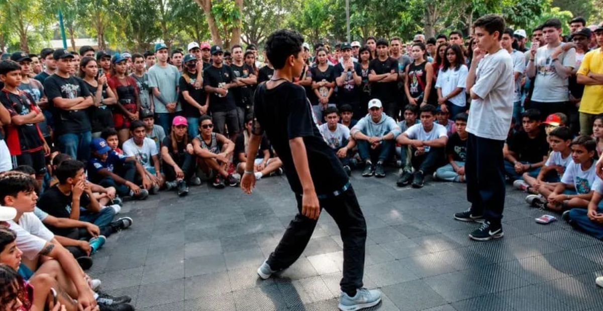 Jóvenes reunidos en una plaza para farmear aura y recuperar el espacio público