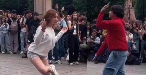 Jóvenes reunidos en una plaza durante una batalla para farmear aura