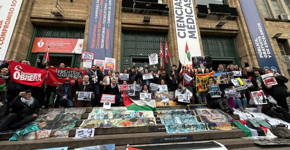 El reclamo por la libertad del doctor Hussam Abu Safiya en la Facultad de Medicina de la UBA