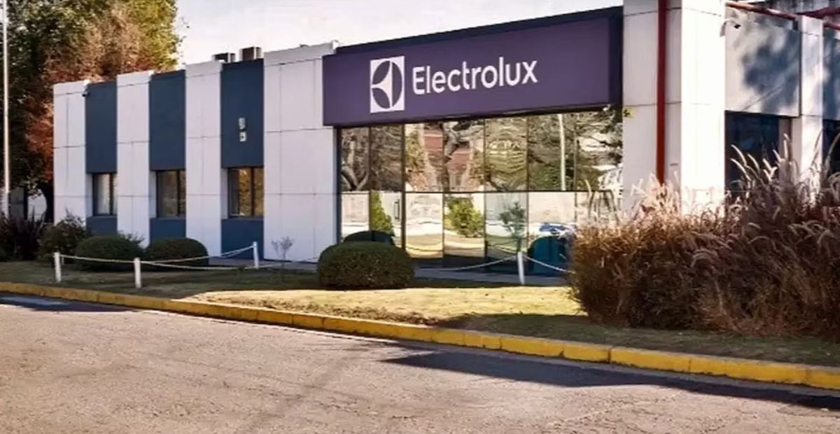 "Protesta de los trabajadores por el cierre de la fábrica Electrolux en Rosario