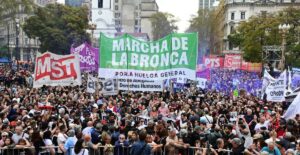 Más de 70 mil personas en la Marcha de la Bronca en Plaza de Mayo