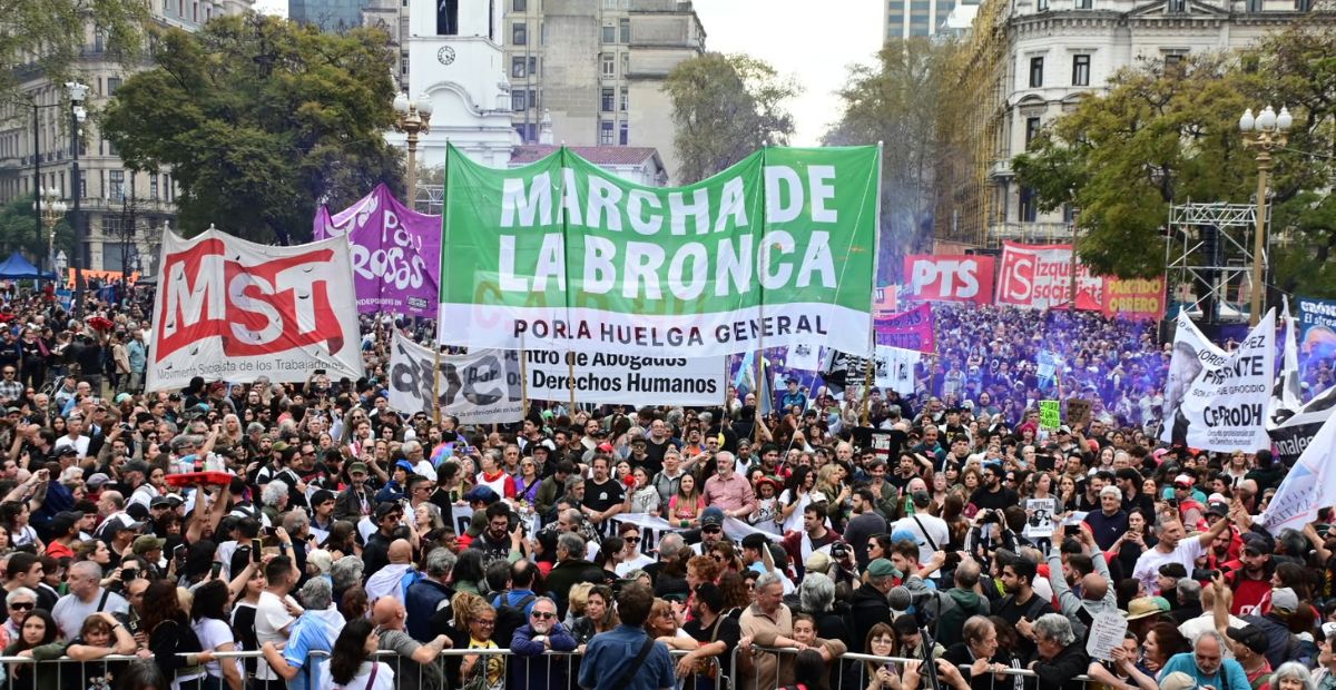 Más de 70 mil personas en la Marcha de la Bronca en Plaza de Mayo