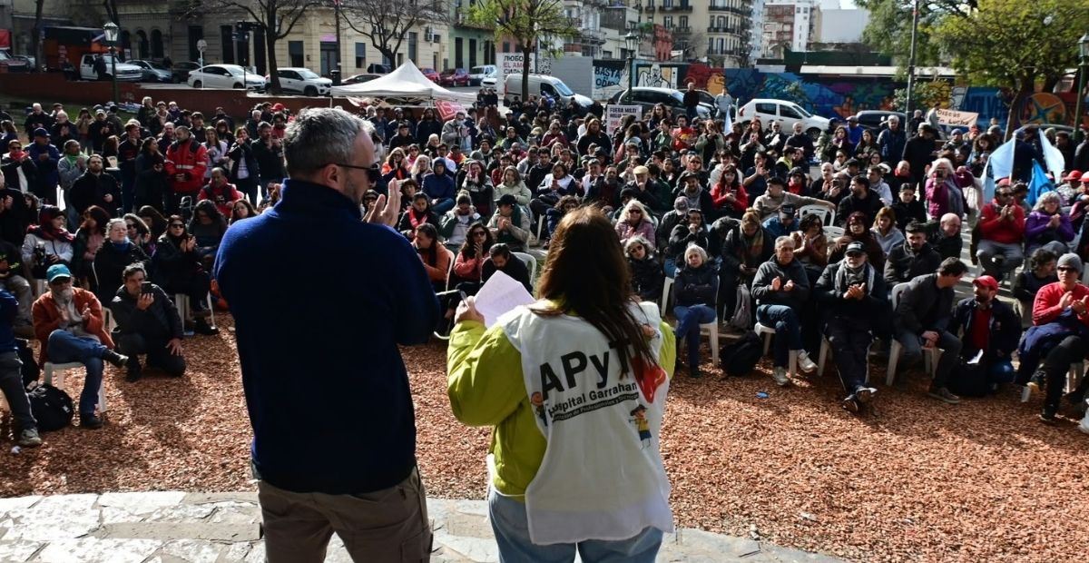 La masiva asamblea organizativa en Parque Lezama de cara a la Marcha de la Bronca del 19 de septiembre