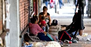 El informe del INDEC que ubica la pobreza en el 32,3% frente a las promesas de Javier Milei en Wall Street