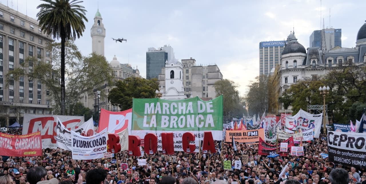 marcha de la bronca: lectura del documento en Plaza de Mayo