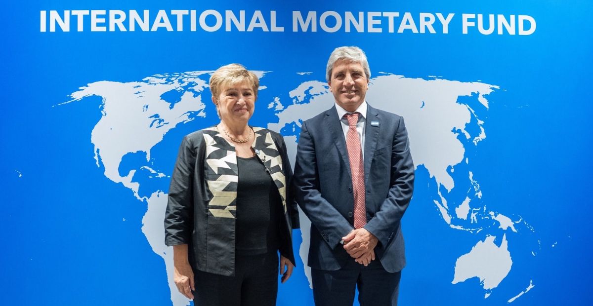 Luis Caputo y Kristalina Georgieva cruzaron elogios en la cumbre del FMI en Tailandia mientras se confirma la recesión económica
