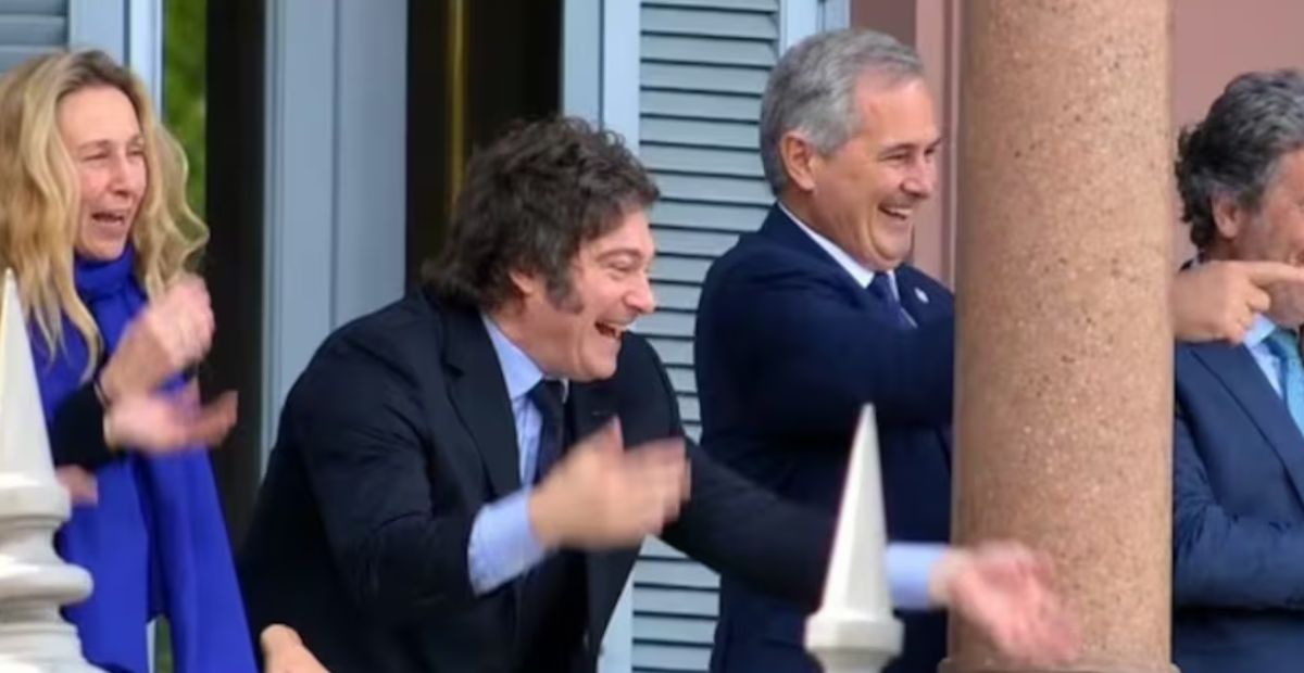 El presidente Javier Milei optó por el silencio tras la derrota del bolsonarismo en Brasil y se mostró bailando en el balcón