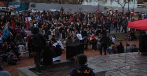 La masiva asamblea en Parque Lezama votó un plan de lucha contra el fallo de la Corte y el DNU 70/23