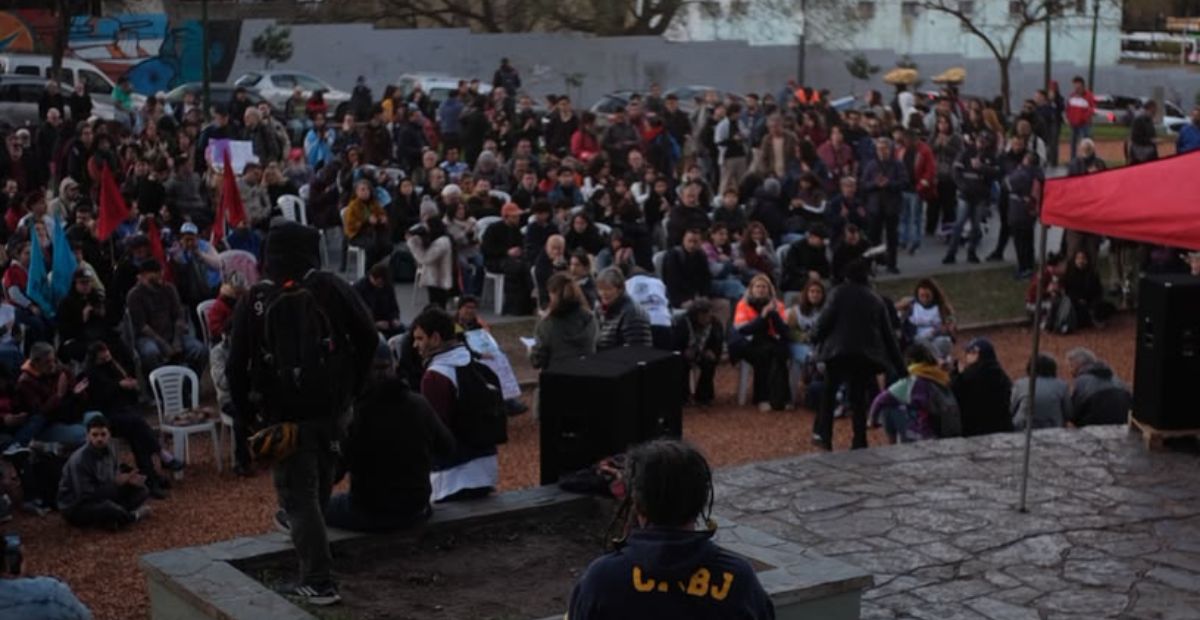 La masiva asamblea en Parque Lezama votó un plan de lucha contra el fallo de la Corte y el DNU 70/23