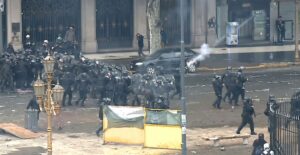 Dirigentes del MST repudiaron la represión frente al Congreso y exigieron un paro general para derrotar el DNU 70/23