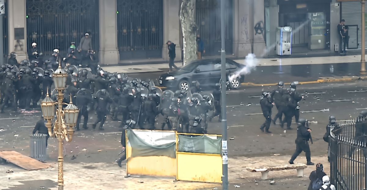 Dirigentes del MST repudiaron la represión frente al Congreso y exigieron un paro general para derrotar el DNU 70/23