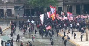 as fuerzas de seguridad desataron una fuerte represión frente al Congreso Nacional contra las columnas que repudian el DNU 70/23