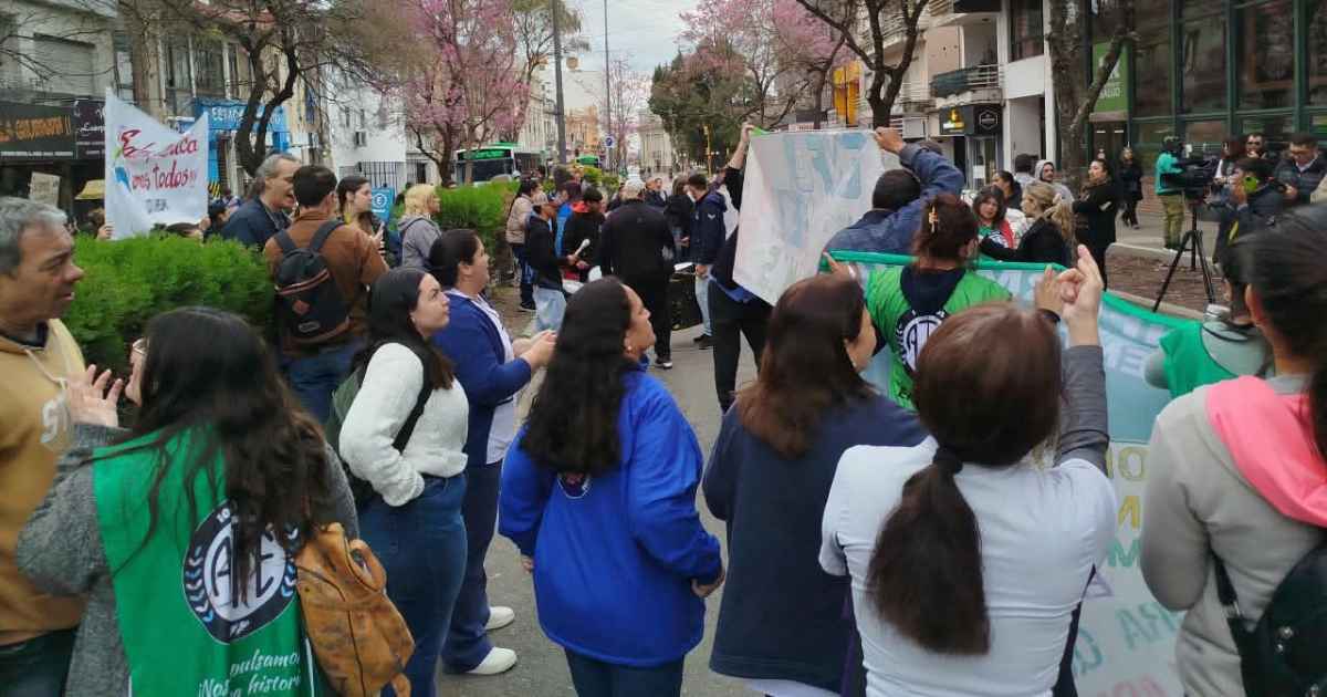 concentración y movilización del sector de enfermería de los hospitales y centros de salud de la ciudad de Paraná