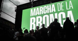 Acto en Plaza de Mayo de la marcha de la bronca el 19 de septiembre